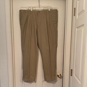 Dockers Men's Khaki Relaxed Classic Fit 40 x 30 NWOT straight leg pleated front